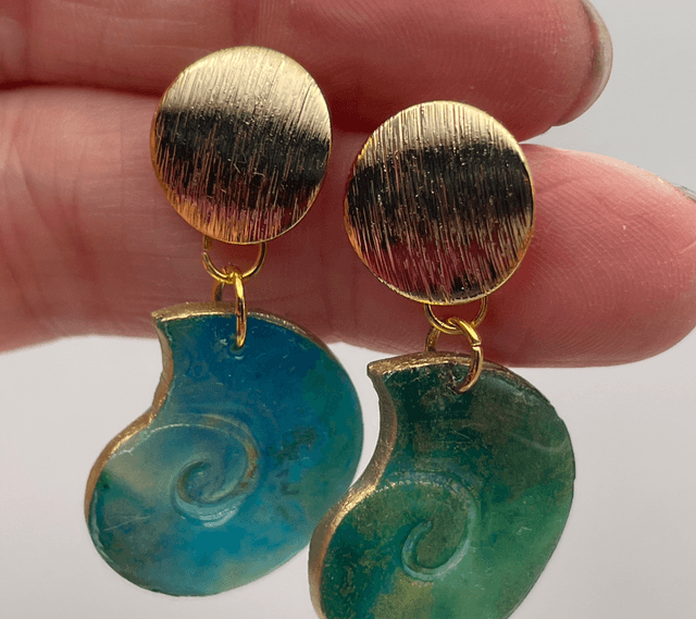 Sea snail stud drops