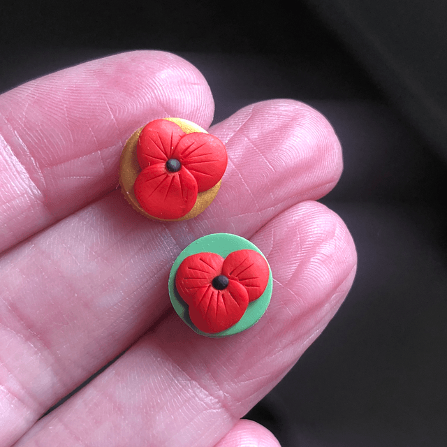 Poppy studs (gold) 