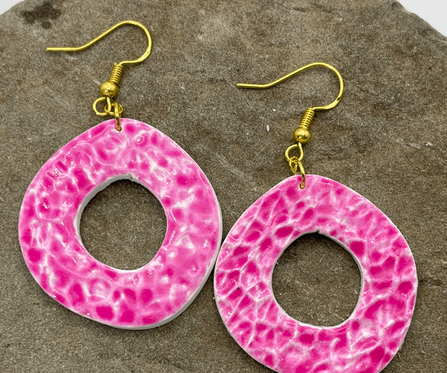 Pink crackle dangly O’s 