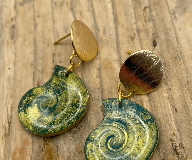 Sea snail stud drops