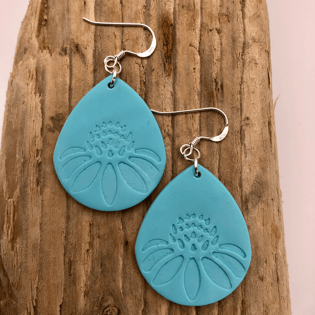 Blue daisy drops 